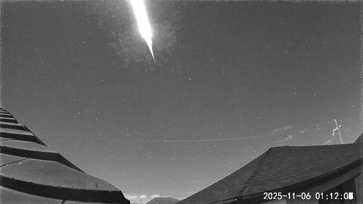 20251106011200 fireball N s.jpg