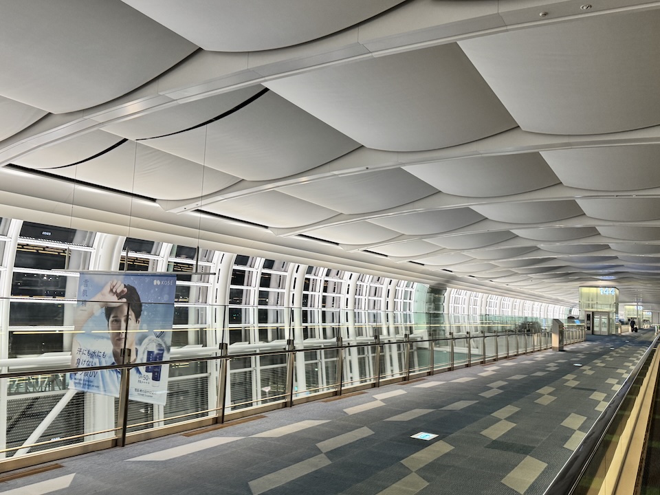 2 羽田空港国際線搭乗口への通路.jpg