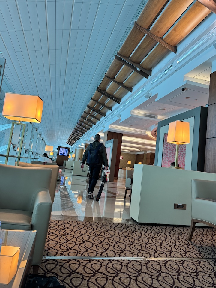 5 ドバイ空港ラウンジの様子.JPG